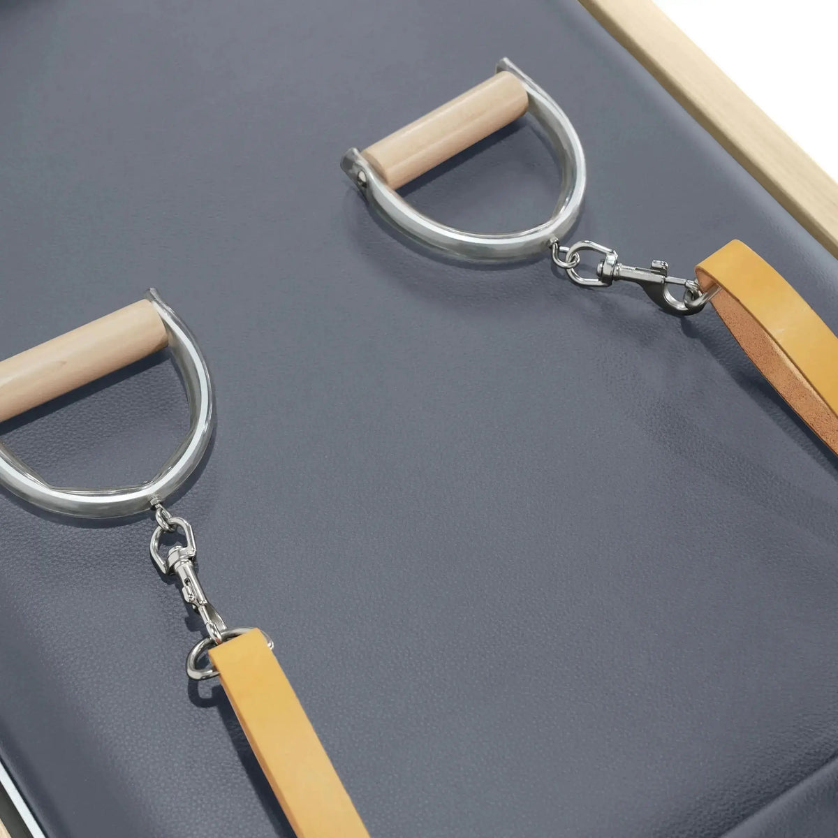 Elina Pilates Reformer Klassisch Naturholz mit Tower, Detail der Holzgriffe auf grauem Polster