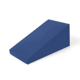 Elina Pilates Triangle Spine Corrector in Keilform in Blau, Schrägansicht auf weißem Hintergrund