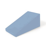 Elina Pilates Triangle Spine Corrector in Keilform in Ozeanblau, Schrägansicht auf weißem Hintergrund