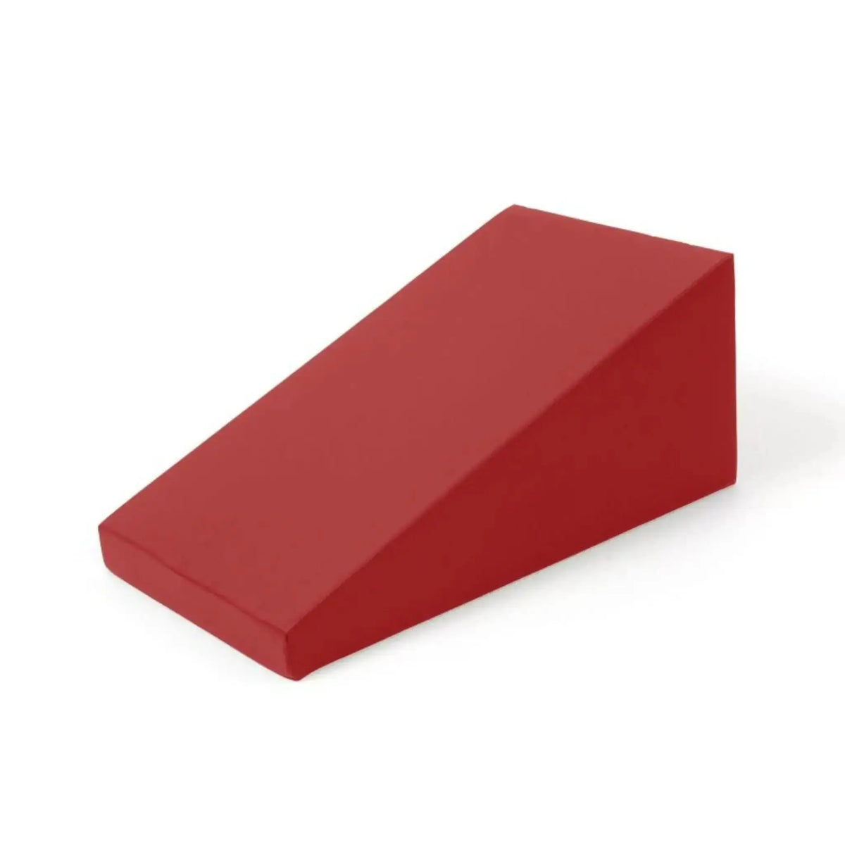 Elina Pilates Triangle Spine Corrector in Keilform in Rot, Schrägansicht auf weißem Hintergrund