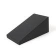 Elina Pilates Triangle Spine Corrector in Keilform in Schwarz, Schrägansicht auf weißem Hintergrund