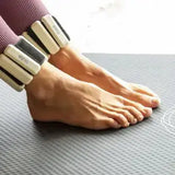 Detail: Elina Pilates verstellbares Gewicht 1 kg für Handgelenk und Knöchel in Elfenbein an beiden Knöcheln