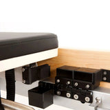 Elina Pilates Wooden Reformer aus Rock-Ahorn, Detail der Rollen und Beschläge unter dem Schlitten