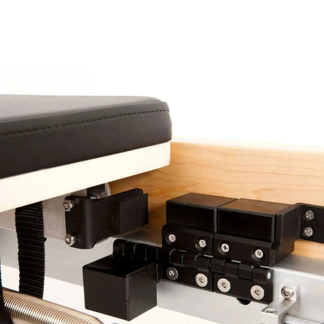 Elina Pilates Wooden Reformer aus Rock-Ahorn, Detail der Rollen und Beschläge unter dem Schlitten