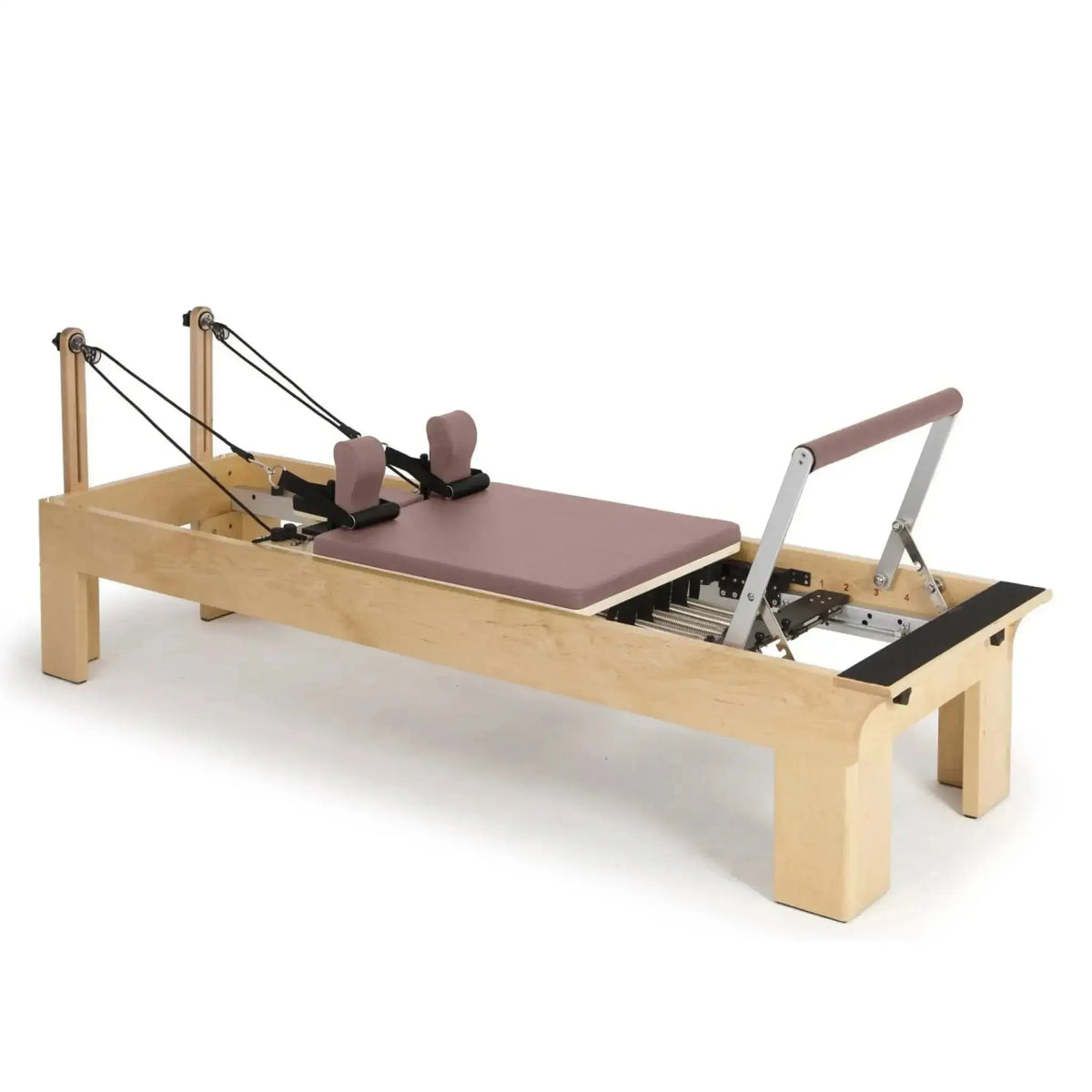 Elina Pilates Wooden Reformer aus Rock-Ahorn in Altrosa, Schrägansicht mit Fußstange und Schulterstützen