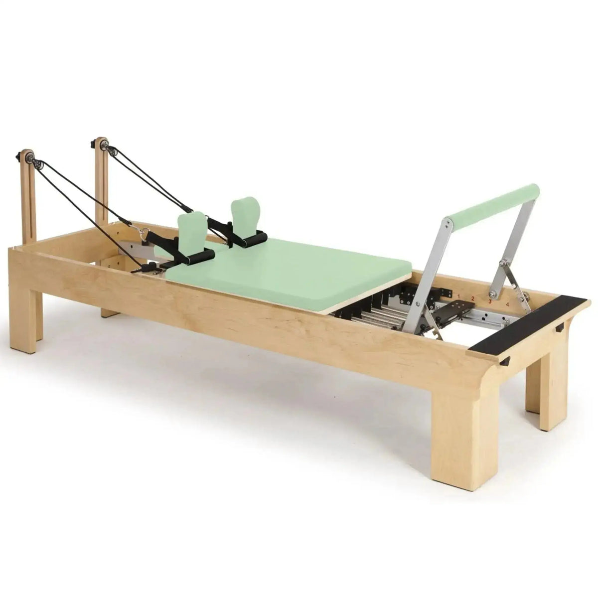 Elina Pilates Wooden Reformer aus Rock-Ahorn in Eisblau, Schrägansicht mit Holzrahmen und Fußstange