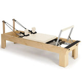 Elina Pilates Wooden Reformer aus Rock-Ahorn in Elfenbein, Schrägansicht mit Holzrahmen und Fußstange
