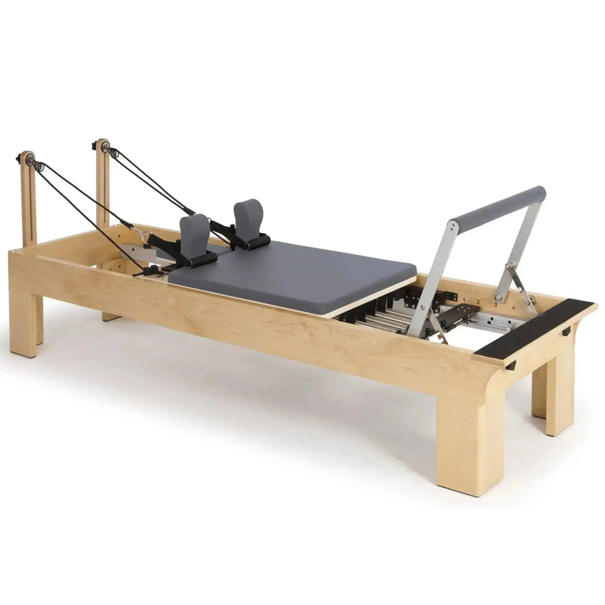 Elina Pilates Wooden Reformer aus Rock-Ahorn in Grau, Schrägansicht mit Holzrahmen und Fußstange