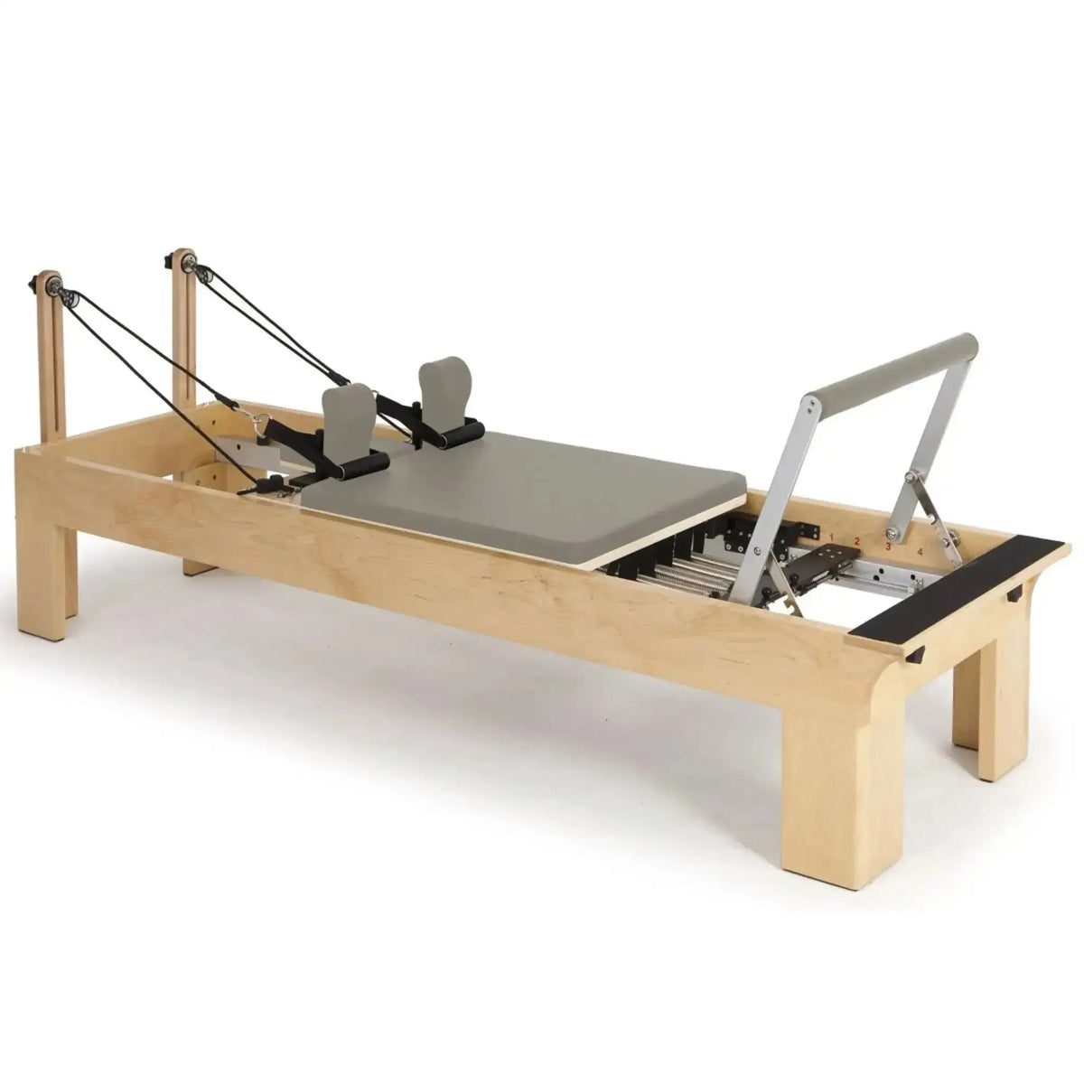 Elina Pilates Wooden Reformer aus Rock-Ahorn in Mokka, Schrägansicht mit Holzrahmen und Fußstange