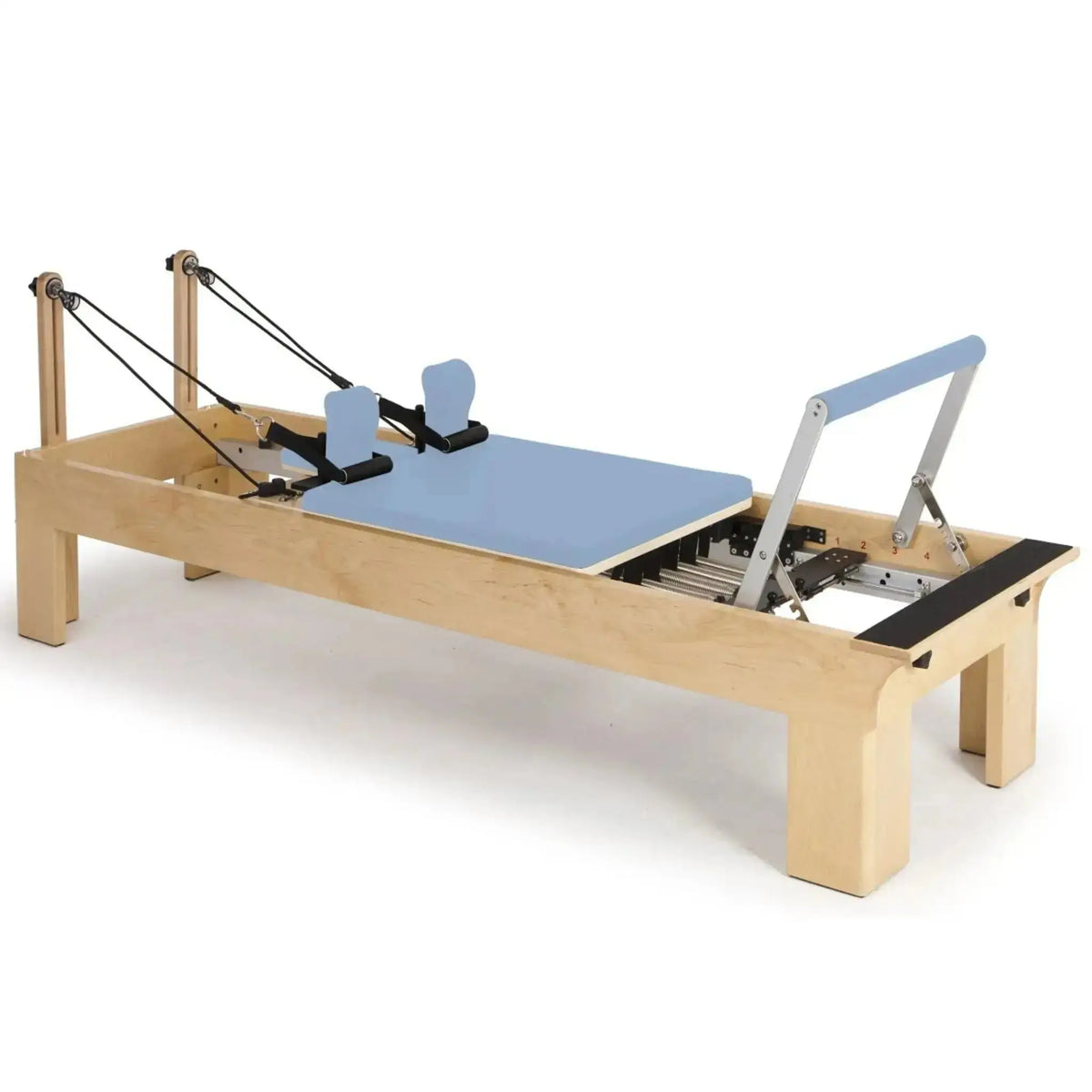 Elina Pilates Wooden Reformer aus Rock-Ahorn in Ozeanblau, Schrägansicht mit Holzrahmen und Fußstange