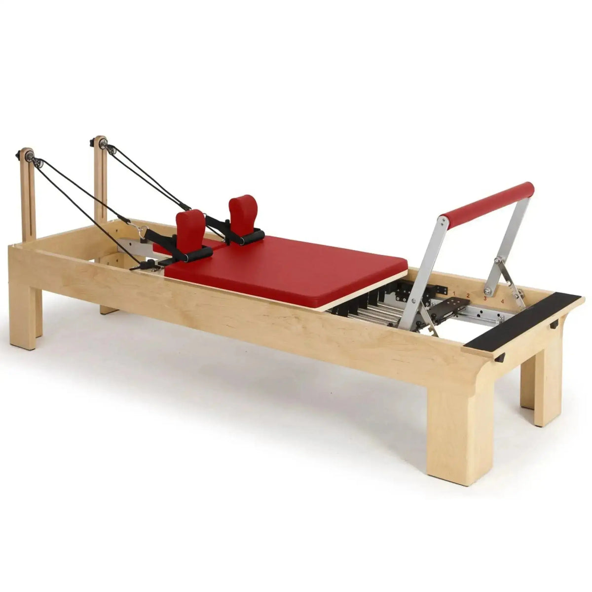 Elina Pilates Wooden Reformer aus Rock-Ahorn in Rot, Schrägansicht mit Holzrahmen und Fußstange