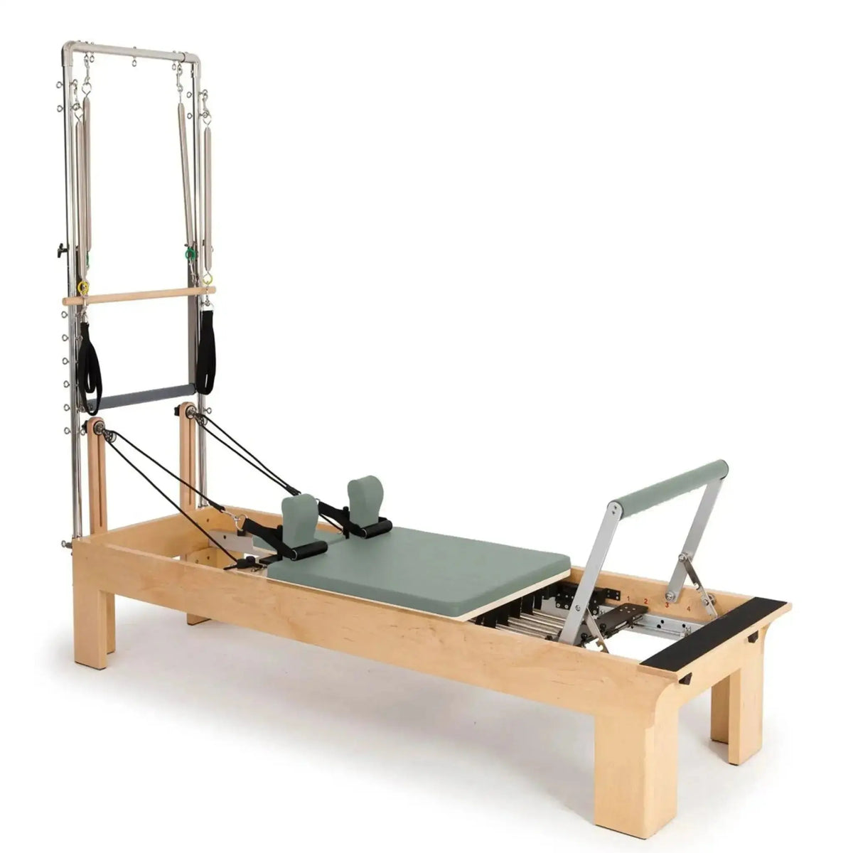 Elina Pilates Wooden Reformer Fisio mit Tower, Schrägansicht mit Polster in Eisblau und Holzrahmen
