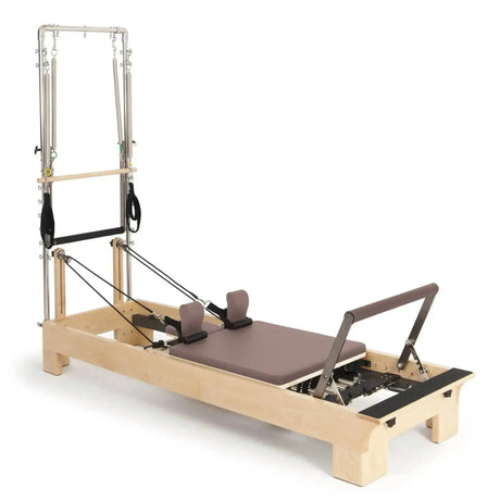 Elina Pilates Wooden Reformer mit Tower aus Rock-Ahorn, Polster in Altrosa, Schrägansicht