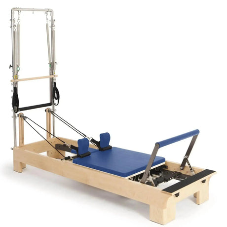 Elina Pilates Wooden Reformer mit Tower aus Rock-Ahorn, Polster in Blau, Schrägansicht