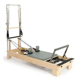 Elina Pilates Wooden Reformer mit Tower aus Rock-Ahorn, Polster in Eisblau, Schrägansicht