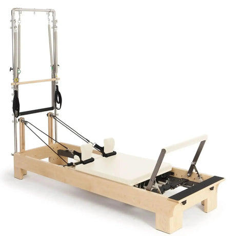 Elina Pilates Wooden Reformer mit Tower aus Rock-Ahorn, Polster in Elfenbein, Schrägansicht