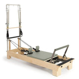 Elina Pilates Wooden Reformer mit Tower aus Rock-Ahorn, Polster in Eukalyptus, Schrägansicht