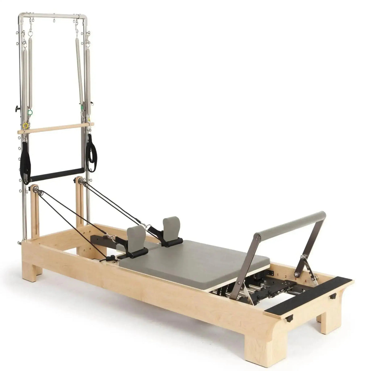 Elina Pilates Wooden Reformer mit Tower aus Rock-Ahorn, Polster in Mokka, Schrägansicht