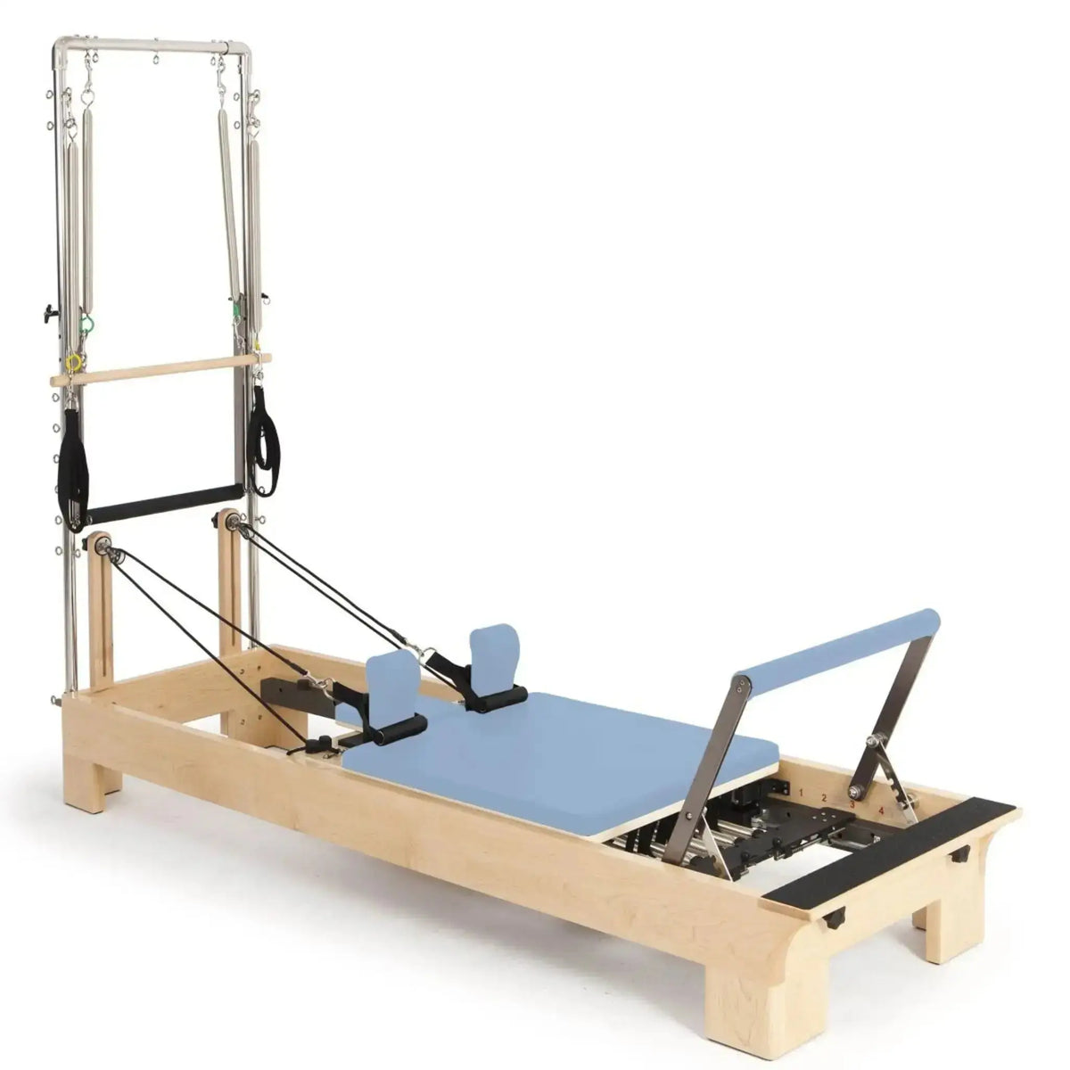 Elina Pilates Wooden Reformer mit Tower aus Rock-Ahorn, Polster in Ozeanblau, Schrägansicht