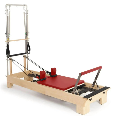 Elina Pilates Wooden Reformer mit Tower aus Rock-Ahorn, Polster in Rot, Schrägansicht