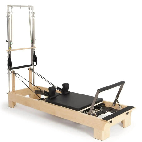 Elina Pilates Wooden Reformer mit Tower aus Rock-Ahorn, Polster in Schwarz, Schrägansicht