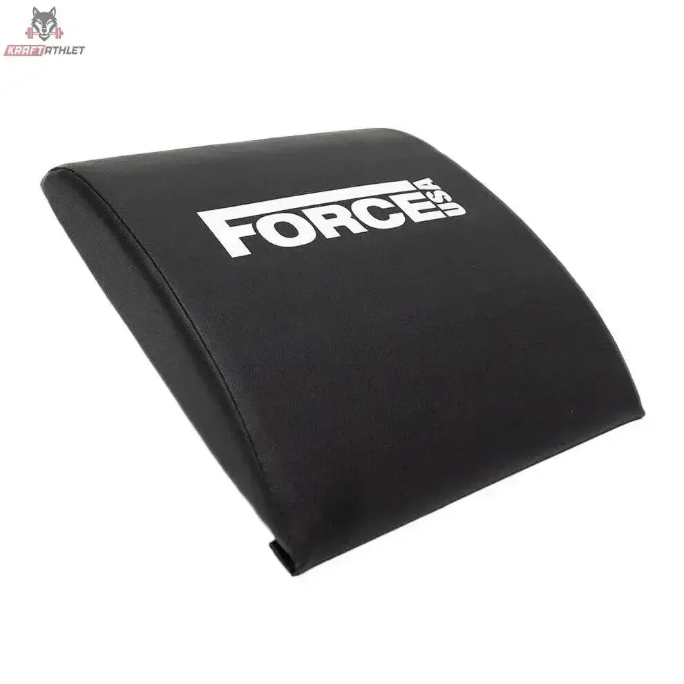 Force USA Ab Mat Bauchmuskelkissen in Schrägansicht von oben, schwarz mit weißem Schriftzug