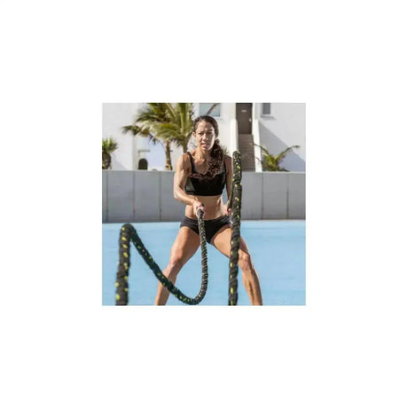 Force USA Battle Rope 15 m im Einsatz: Frau trainiert im Freien am Pool
