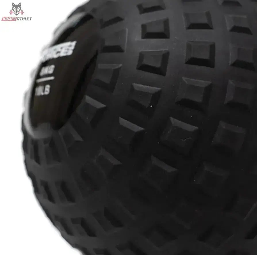 Force USA Elite Slam Ball 8 kg, Nahaufnahme der genoppten schwarzen Gummioberfläche für sicheren Griff