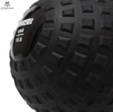 Force USA Elite Slam Ball 8 kg, Nahaufnahme der genoppten schwarzen Gummioberfläche für sicheren Griff