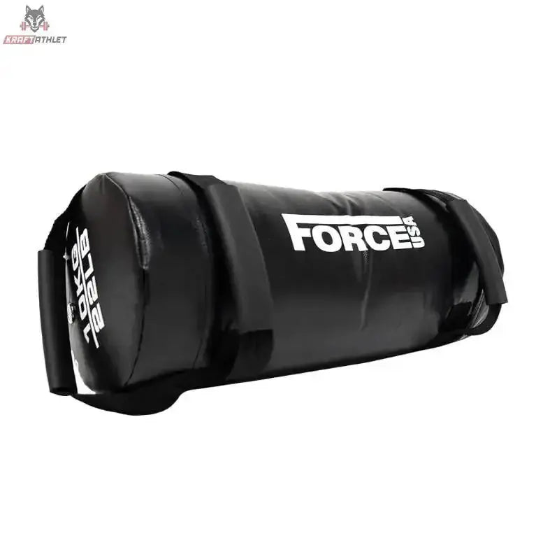 Force USA Endurance Core Bag 10 kg Sandbag in Schwarz, Schrägansicht mit gummierten Griffen und Klettband
