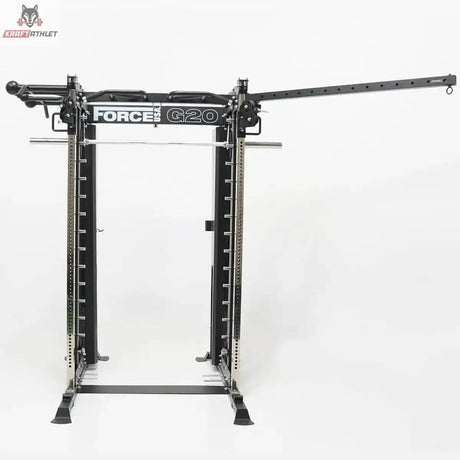 Force USA G20 V2 Pro All-In-One Trainer mit Lat Row Station, Frontansicht im Raum mit ausgeklappten Armen