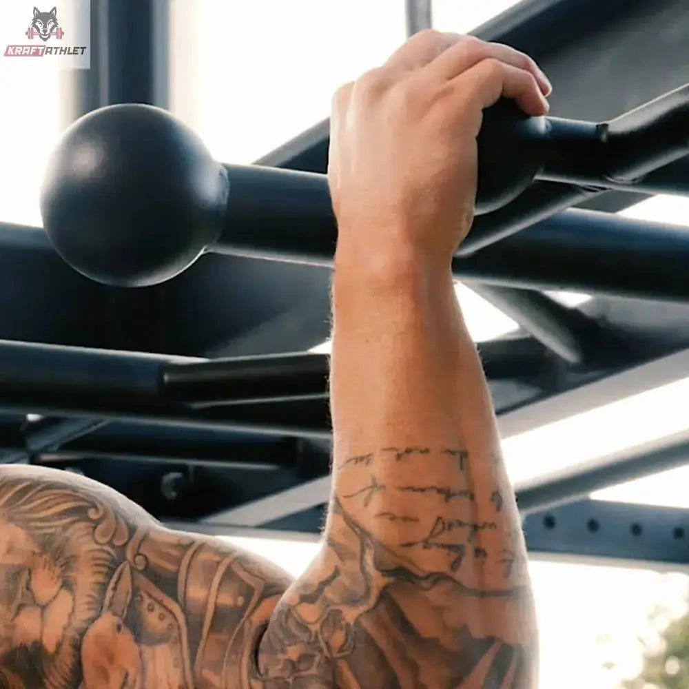 Force USA MyRack Chin-Up Option 2 Globe Grip, Hand umfasst einen Kugelgriff beim Klimmzug