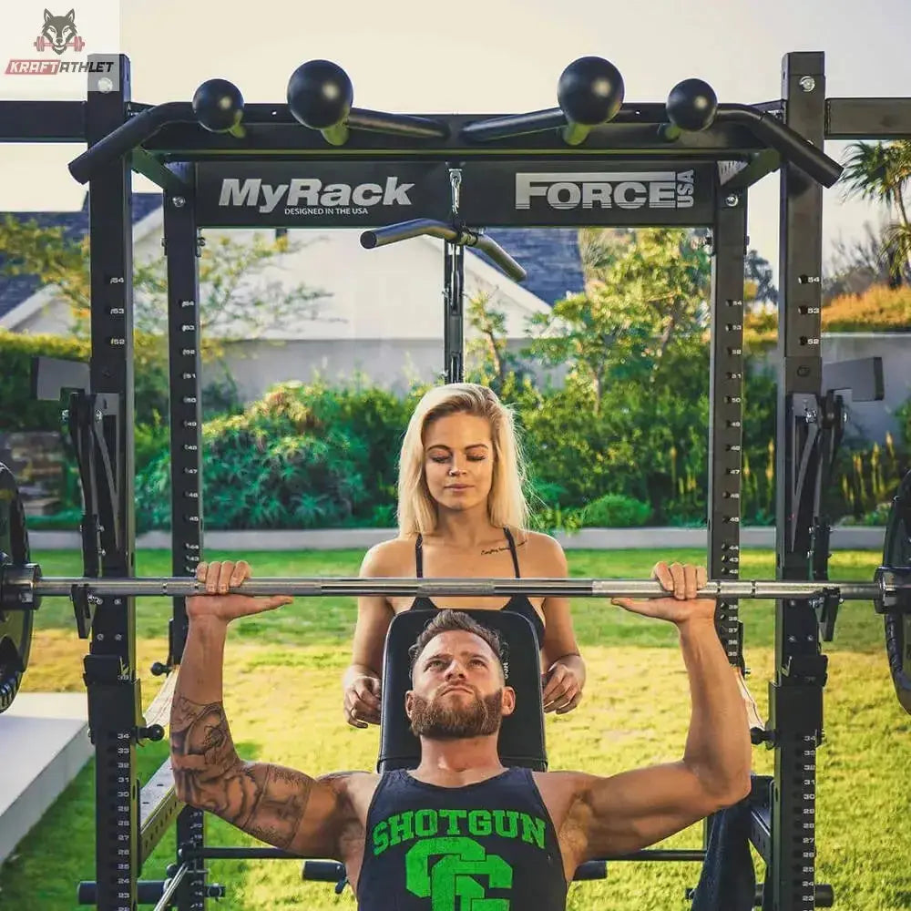 Force USA MyRack Chin-Up Option 2 Globe Grip am Rack im Garten, Paar beim Training mit Langhantel