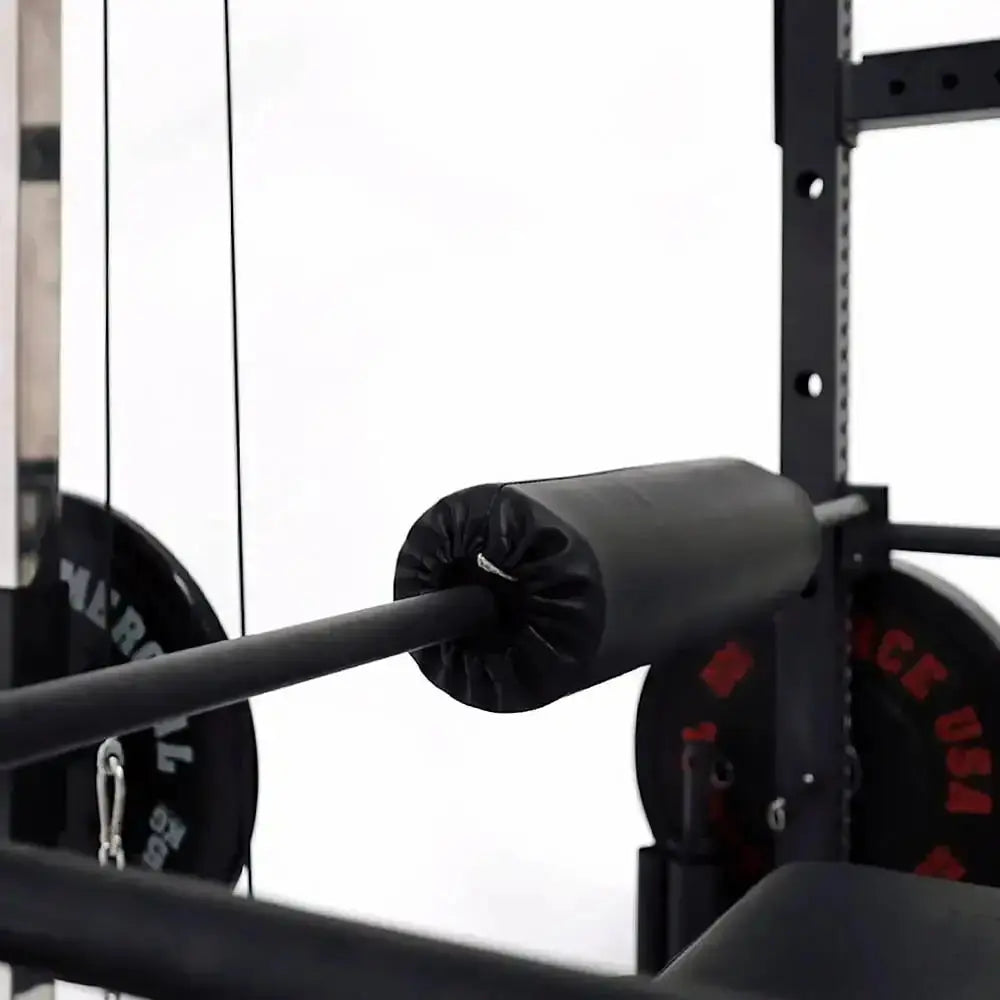Force USA MyRack Kniestütze für Lat Pulldown, montiert im Rack, Detail der gepolsterten Rolle