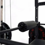 Force USA MyRack Kniestütze für Lat Pulldown, montiert im Rack, Detail der gepolsterten Rolle