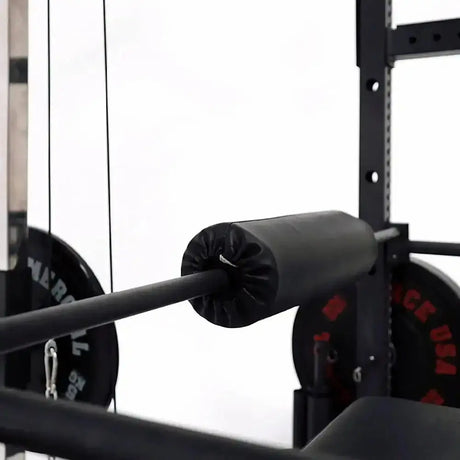 Force USA MyRack Kniestütze für Lat Pulldown, montiert im Rack, Detail der gepolsterten Rolle