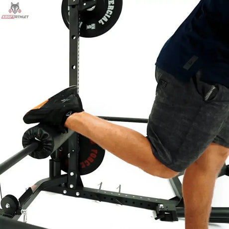 Force USA MyRack Kniestütze für Lat Pulldown im Einsatz, Knie unter der Polsterrolle beim Training