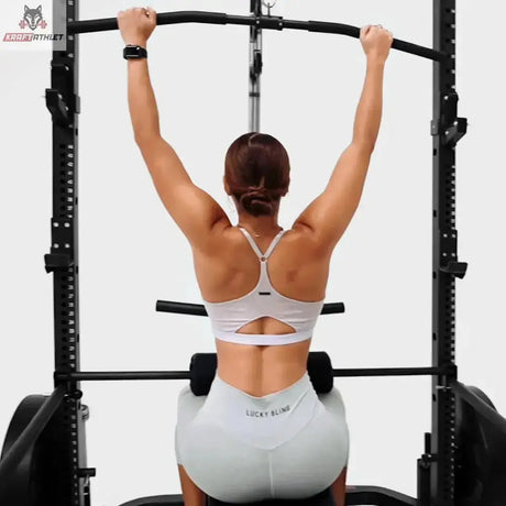 Force USA MyRack Kniestütze für Lat Pulldown, Rückansicht einer Trainierenden beim Latzug im Rack