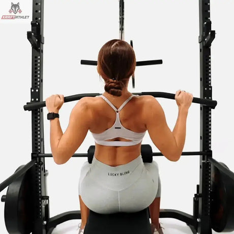 Force USA MyRack Lat Pulldown & Low Row, Rückenansicht einer Frau beim Latziehen an der breiten Stange