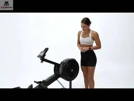 Force USA R3 Air Rower mit Trainierender neben dem Gerät vor weißem Hintergrund