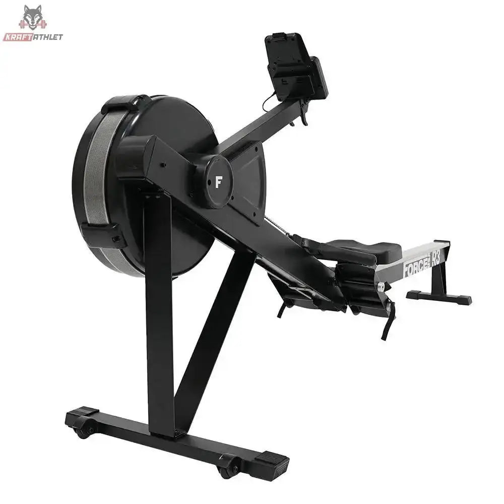 Force USA R3 Air Rower in Schrägansicht mit Blick auf Luftrad und Standfuß