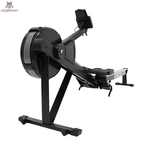 Force USA R3 Air Rower in Schrägansicht mit Blick auf Luftrad und Standfuß