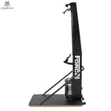 Force USA Ski Trainer mit Plattform: Seitenansicht von rechts mit Schriftzug am Mast und Plattform