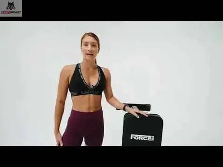 Force USA SP1 Flachbank, Trainerin stellt die Bank vor, Standbild aus einem Video