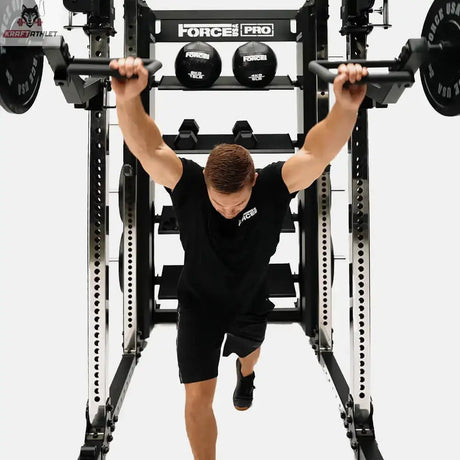 Force USA X15 & X20 Pro Upgrade Kit: Athlet trainiert Schulterdrücken im Rack mit angebautem Kit