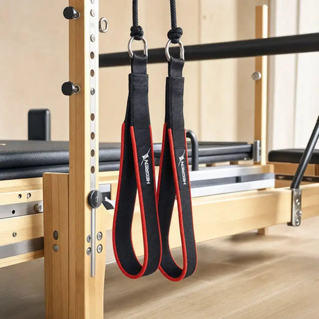 Hegren Double Loop Straps, an einem Reformer eingehängt, Paar in Schwarz-Rot