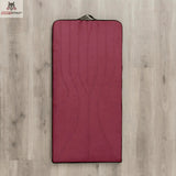 Hegren High Density Pilates-Matte in Puce (Weinrot), Draufsicht auf hellem Holzboden mit Tragegriff