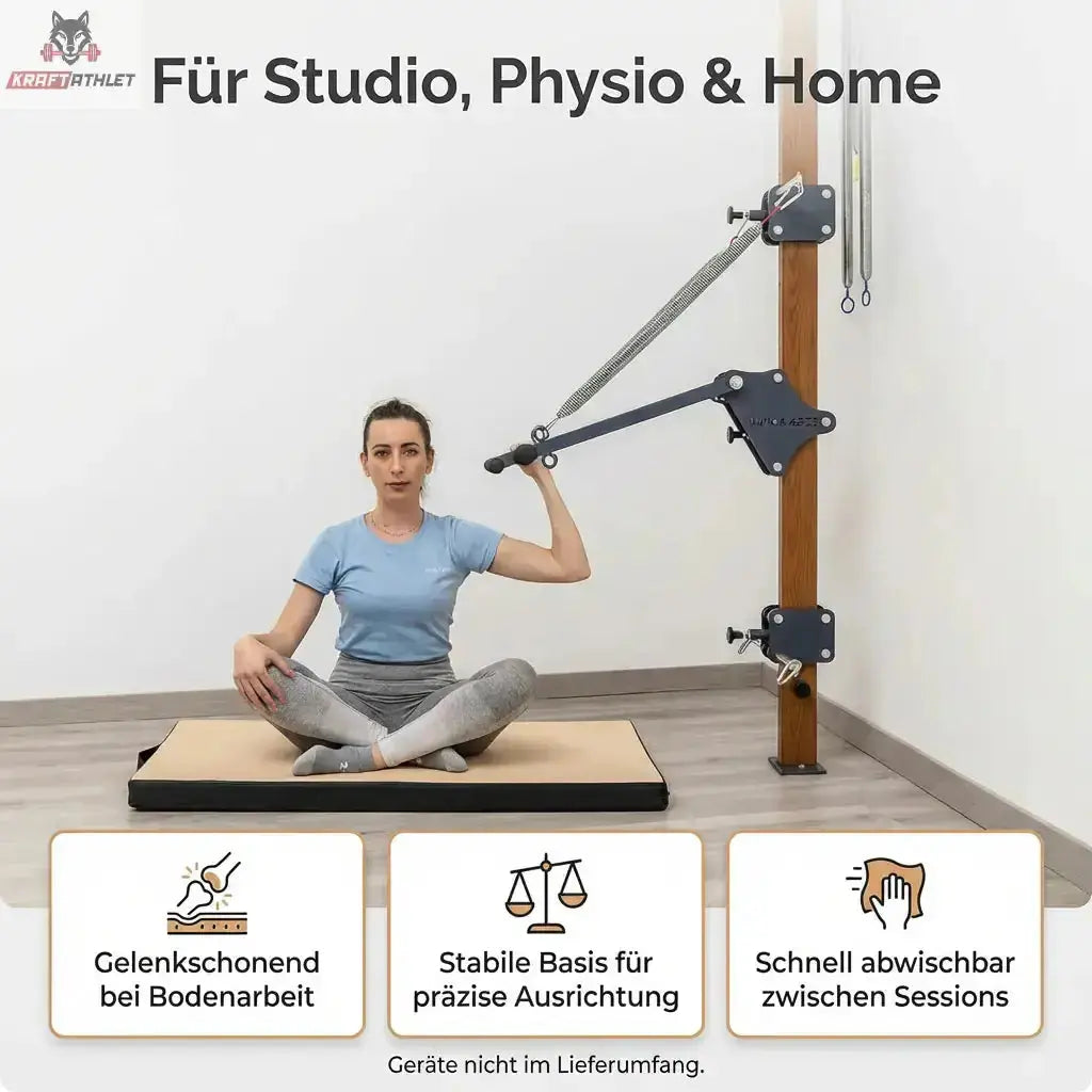 Hegren High Density Pilates-Matte im Einsatz: Frau sitzt im Schneidersitz vor der Wandstation, Grafik mit drei Symbolen