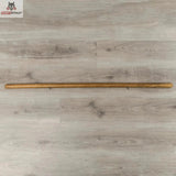 Hegren Pilates Stick 1,10 m mit Verbindungsgliedern, Draufsicht auf den Holzstab am Boden