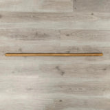 Hegren Pilates Wooden Stick 1,10 m aus Eiche, ganzer Stab liegend auf hellem Holzboden